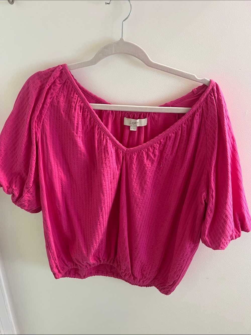LOFT Bright Fuchsia V-Neck Puff Sleeve Crop Top
